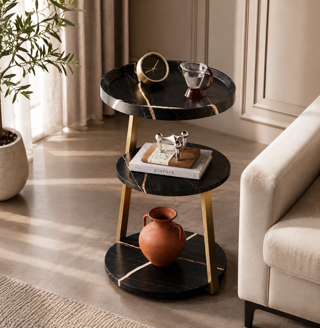 Gouden woonaccessoires combineren met zwart en hout