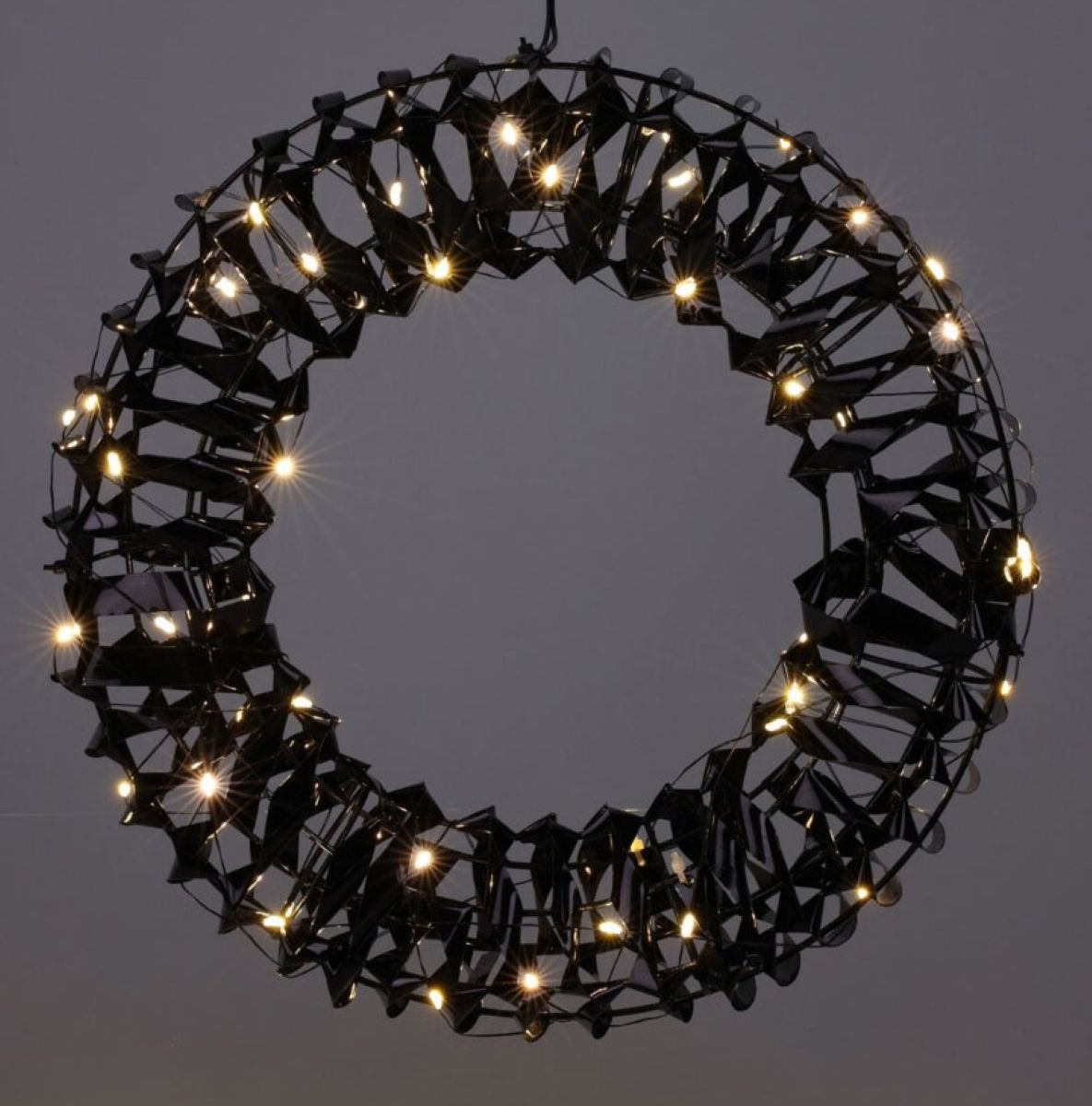 Zwarte verlichte kerstkrans van 30 cm met 50 warm witte leds