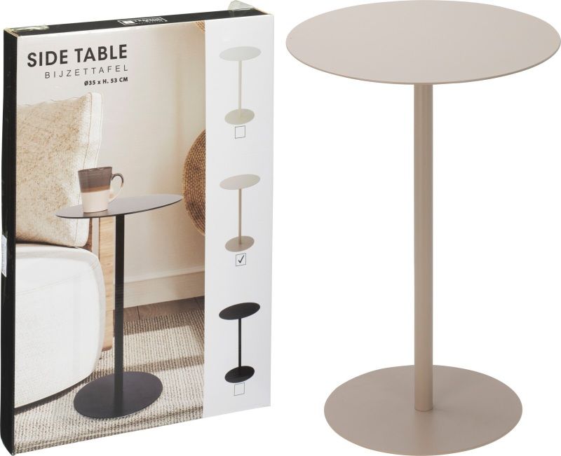 Ronde zandkleurige bijzettafel met metalen trompetvoet naast een fauteuil