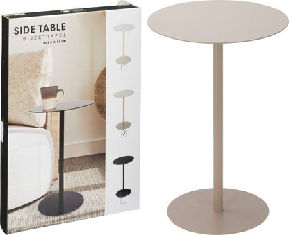 Ronde zandkleurige bijzettafel met metalen trompetvoet naast een fauteuil