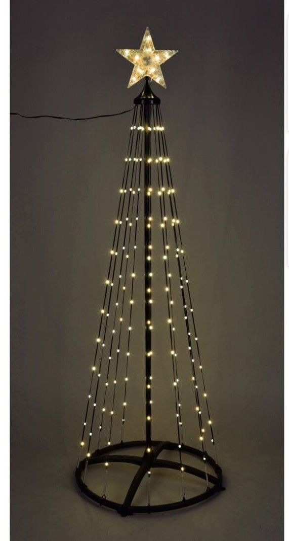 Verlichte kerstboom voor de vlaggenmast van 210 cm met 370 warm witte leds en piekster in de tuin