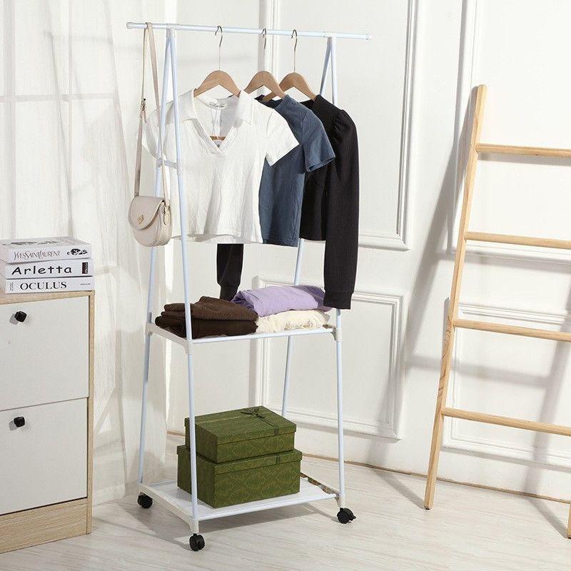 Kledingrek verrijdbaar wit met kleding in interieur