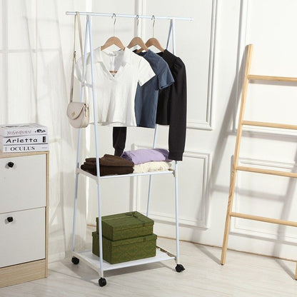 Kledingrek verrijdbaar wit met kleding in interieur