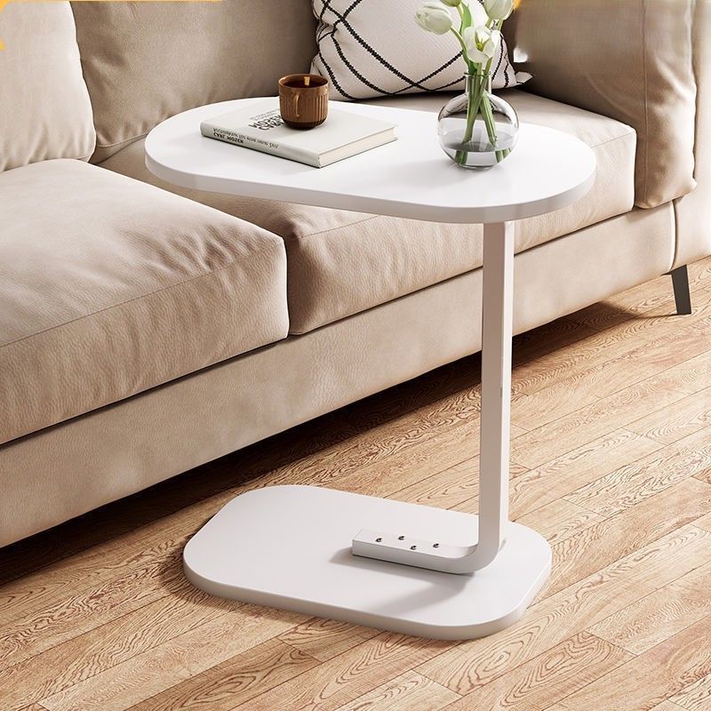 Witte banktafel met rond MDF-blad naast een bank in een lichte woonkamer