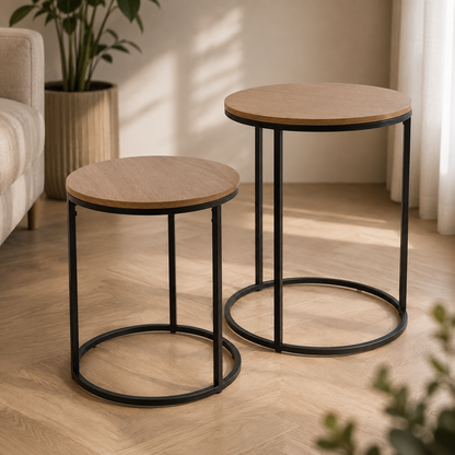 Set van twee ronde houten bijzettafels naast elkaar