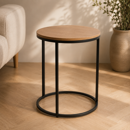 Houten bijzettafels in een woonkamer bij de bank