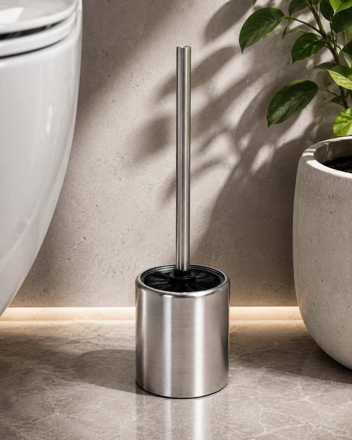 Toiletborstelhouder RVS naast toilet in badkamer